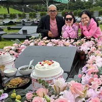 DJ Koo Kunjungi Makam Barbie Hsu di Ultah ke-50 Bikin Fans Terharu