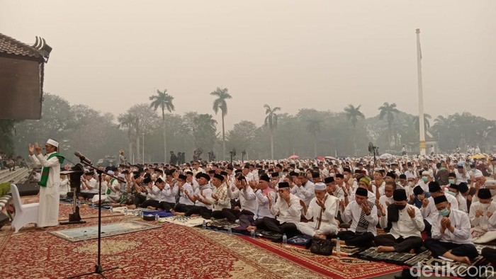 Doa bersama setelah Salat Istisqa meminta hujan di Griya Agung, Palembang.