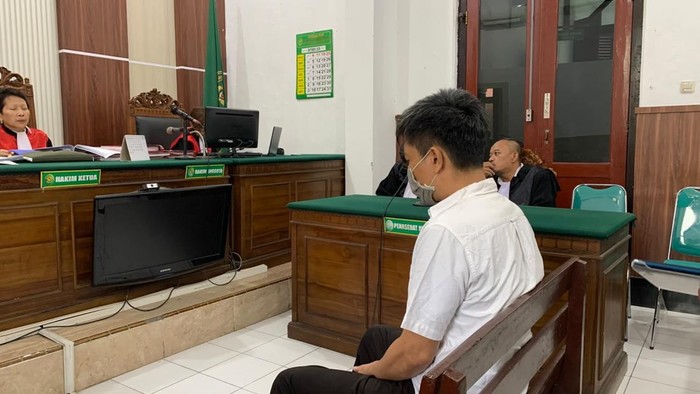 Eks Pengurus Perbakin Surabaya Jan Leonard terdakwa pencabulan atlet di bawah umur saat sidang putusan