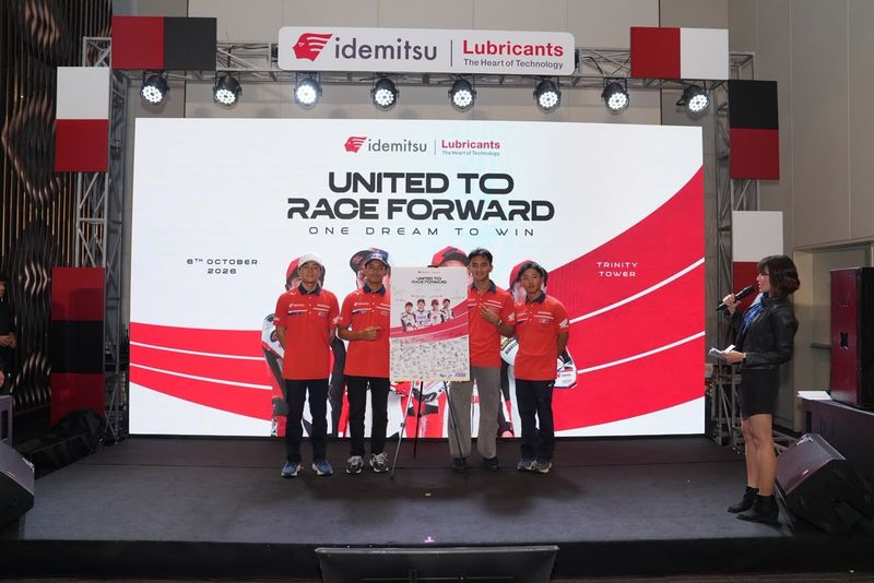 empat pebalap binaan Honda dan Idemitsu yang berlaga dalam Kejuaraan Dunia Moto2 dan Moto3 2026. Mereka adalah Mario Suryo Aji (nomor 64) dan Taiyo Furusato (nomor 72) dari IDEMITSU Honda Team Asia di kelas Moto2, serta Veda Ega Pratama (nomor 9) dan Zen Mitani (nomor 32) dari Honda Team Asia di kelas Moto3.