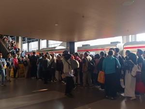 Ada Eskalator Mati, Antrean Penumpang Mengular di Stasiun Tanah Abang Sore Ini