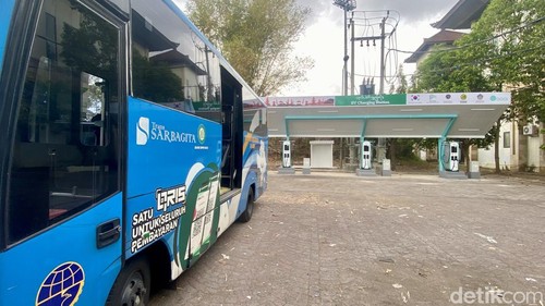 EV Charging Station bus listrik Trans Sarbagita di parkiran GOR Ngurah Rai, Denpasar, Kamis (8/10/2026).
