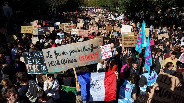 French students demonstrate on the street in Paris as part of nationwide protests to demand better school conditions in France, October 8, 2026. REUTERS/Abdul Saboor