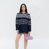 Jennifer Connelly kembali membuktikan bahwa ia tidak takut bereksperimen dengan Louis Vuitton. Penampilannya memadukan berbagai elemen dekoratif, termasuk detail yang cukup dramatis pada sepatu lace-up dan tas yang jenaka. (Foto: Getty Images for Louis Vuitton/Arnold Jerocki)