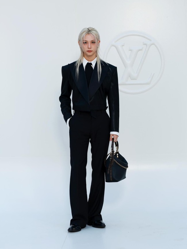 Setelan serba hitam Felix mendapatkan karakter kuat dari cropped jacket yang menjadi anchor pada keseluruhan siluet. Potongan pendek pada jaket memberikan proporsi yang lebih modern, sementara celana dan aksesori mempertahankan kesan sleek. Hasil akhirnya, penampilan yang minimalis, sophisticated, dan sangat terkontrol, membuktikan bahwa tampilan monokrom tidak harus terasa monoton. (Foto: Victor Boyko/Getty Images for Louis Vuitton) Setelan serba hitam Felix mendapatkan karakter kuat dari cropped jacket yang menjadi anchor pada keseluruhan siluet. Potongan pendek pada jaket memberikan proporsi yang lebih modern, sementara celana dan aksesori mempertahankan kesan sleek. Hasil akhirnya, penampilan yang minimalis, sophisticated, dan sangat terkontrol, membuktikan bahwa tampilan monokrom tidak harus terasa monoton. (Foto: Victor Boyko/Getty Images for Louis Vuitton)