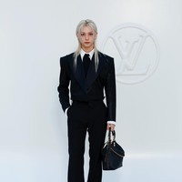 Setelan serba hitam Felix mendapatkan karakter kuat dari cropped jacket yang menjadi anchor pada keseluruhan siluet. Potongan pendek pada jaket memberikan proporsi yang lebih modern, sementara celana dan aksesori mempertahankan kesan sleek. Hasil akhirnya, penampilan yang minimalis, sophisticated, dan sangat terkontrol, membuktikan bahwa tampilan monokrom tidak harus terasa monoton. (Foto: Victor Boyko/Getty Images for Louis Vuitton)