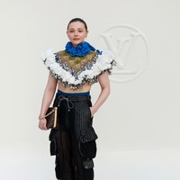 Chlo&euml; Grace Moretz justru mengambil pendekatan yang berlawanan dengan ekspektasi. Alih-alih memilih keseluruhan look yang feminin, ia memadukan cropped top penuh detail ruffle dengan cargo trousers yang utilitarian tanpa kehilangan karakter fashion-forward. (Foto: Getty Images for Louis Vuitton/Arnold Jerocki)