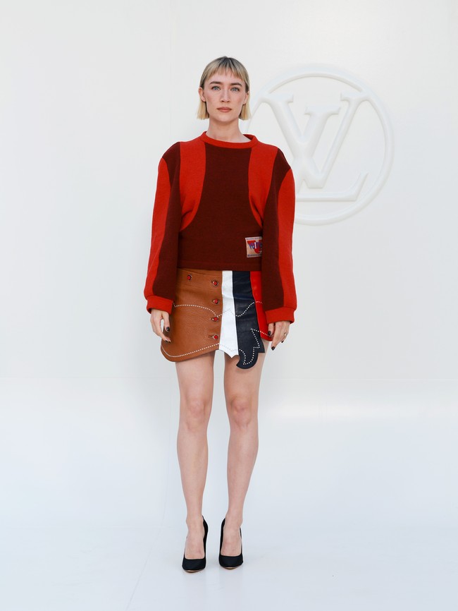 Dibandingkan beberapa look Louis Vuitton lain yang penuh detail, pilihan Saoirse Ronan justru terasa lebih sederhana. Namun kesederhanaan tersebut membuat perpaduan warnanya menjadi fokus utama dan memberikan personality yang kuat. Foto: Getty Images for Louis Vuitton/Arnold Jerocki Dibandingkan beberapa look Louis Vuitton lain yang penuh detail, pilihan Saoirse Ronan justru terasa lebih sederhana. Namun kesederhanaan tersebut membuat perpaduan warnanya menjadi fokus utama dan memberikan personality yang kuat. Foto: Getty Images for Louis Vuitton/Arnold Jerocki