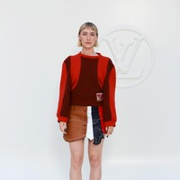 Dibandingkan beberapa look Louis Vuitton lain yang penuh detail, pilihan Saoirse Ronan&nbsp; justru terasa lebih sederhana. Namun kesederhanaan tersebut membuat perpaduan warnanya menjadi fokus utama dan memberikan personality yang kuat. Foto: Getty Images for Louis Vuitton/Arnold Jerocki