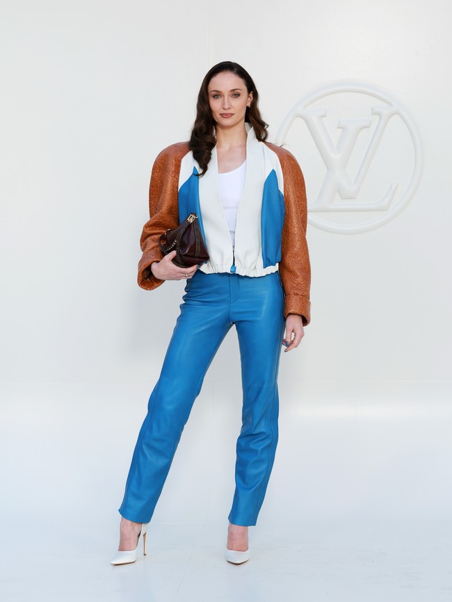 Sophie Turner sekali lagi membuktikan bahwa ia bukan tipe yang bermain aman ketika mengenakan Louis Vuitton. Kali ini, permainan warna menjadi daya tarik utama: biru terang bertemu tan, dilengkapi siluet bahu yang tegas dan sepatu putih. Colour-blocking-nya terasa percaya diri dan sangat cocok dengan pendekatan fashion Sophie yang berani. (Foto: Getty Images for Louis Vuitton/Arnold Jerocki) Sophie Turner sekali lagi membuktikan bahwa ia bukan tipe yang bermain aman ketika mengenakan Louis Vuitton. Kali ini, permainan warna menjadi daya tarik utama: biru terang bertemu tan, dilengkapi siluet bahu yang tegas dan sepatu putih. Colour-blocking-nya terasa percaya diri dan sangat cocok dengan pendekatan fashion Sophie yang berani. (Foto: Getty Images for Louis Vuitton/Arnold Jerocki)