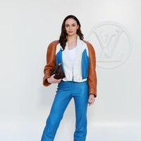 Sophie Turner sekali lagi membuktikan bahwa ia bukan tipe yang bermain aman ketika mengenakan Louis Vuitton. Kali ini, permainan warna menjadi daya tarik utama: biru terang bertemu tan, dilengkapi siluet bahu yang tegas dan sepatu putih. Colour-blocking-nya terasa percaya diri dan sangat cocok dengan pendekatan fashion Sophie yang berani. (Foto: Getty Images for Louis Vuitton/Arnold Jerocki)