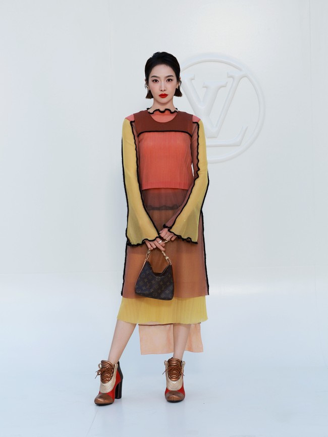 Victoria Song menghadirkan nuansa retro lewat kombinasi warna oranye dan kuning yang langsung mengingatkan pada estetika tahun 1970-an. Sepatu statement yang dikenakannya menjadi salah satu detail paling mencolok. Mungkin bukan tipe footwear yang akan disukai semua orang, tapi keberanian seperti ini justru membuat look lebih memorable. (Foto: Victor Boyko/Getty Images for Louis Vuitton) Victoria Song menghadirkan nuansa retro lewat kombinasi warna oranye dan kuning yang langsung mengingatkan pada estetika tahun 1970-an. Sepatu statement yang dikenakannya menjadi salah satu detail paling mencolok. Mungkin bukan tipe footwear yang akan disukai semua orang, tapi keberanian seperti ini justru membuat look lebih memorable. (Foto: Victor Boyko/Getty Images for Louis Vuitton)