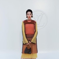 Victoria Song menghadirkan nuansa retro lewat kombinasi warna oranye dan kuning yang langsung mengingatkan pada estetika tahun 1970-an. Sepatu statement yang dikenakannya menjadi salah satu detail paling mencolok. Mungkin bukan tipe footwear yang akan disukai semua orang, tapi keberanian seperti ini justru membuat look lebih memorable. (Foto: Victor Boyko/Getty Images for Louis Vuitton)