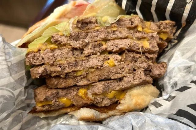 Gokil! Burger Baru Wendy's Berisi 7 Patty dan Mengandung 2.614 Kalori