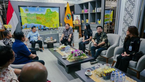 Gubernur Jawa Tengah Ahmad Luthfi dan Direktur Operasional Transmedia Latief Harnoko di Semarang, Kamis (8/10/2026). Gubernur Jawa Tengah Ahmad Luthfi dan Direktur Operasional Transmedia Latief Harnoko di Semarang, Kamis (8/10/2026).