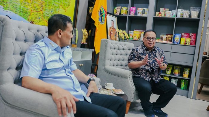 Gubernur Jawa Tengah Ahmad Luthfi dan Direktur Operasional Transmedia Latief Harnoko di Semarang, Kamis (8/10/2026).