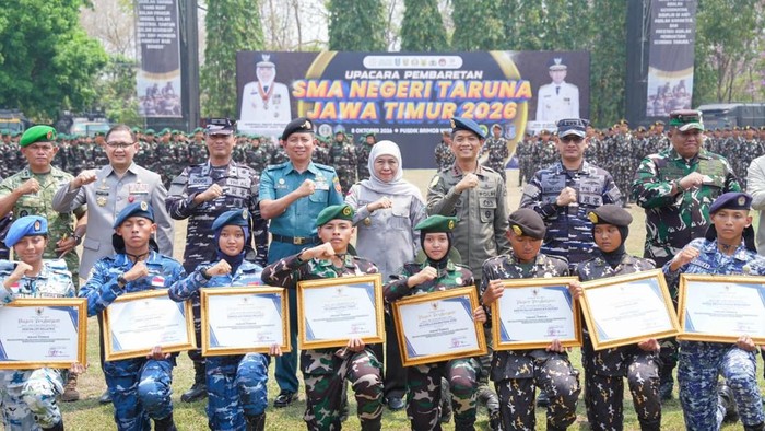 Gubernur Khofifah menyerahkan piagam penghargaan kepada 12 taruna dan taruni atas capaian selama masa basis.