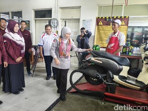 Gubernur Khofifah Bangga Siswa SMK Jatim Servis 8.100 Motor Warga Gratis