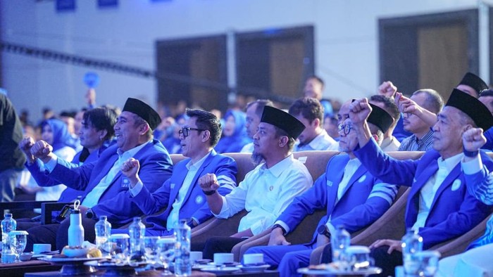 Gubernur Sulsel Andi Sudirman Sulaiman menghadiri pelantikan jajaran pengurus PAN se-Sulsel.