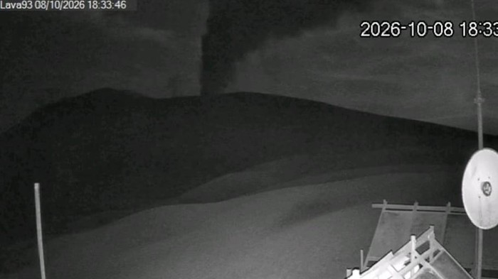 Gunung Anak Krakatau kembali erupsi.