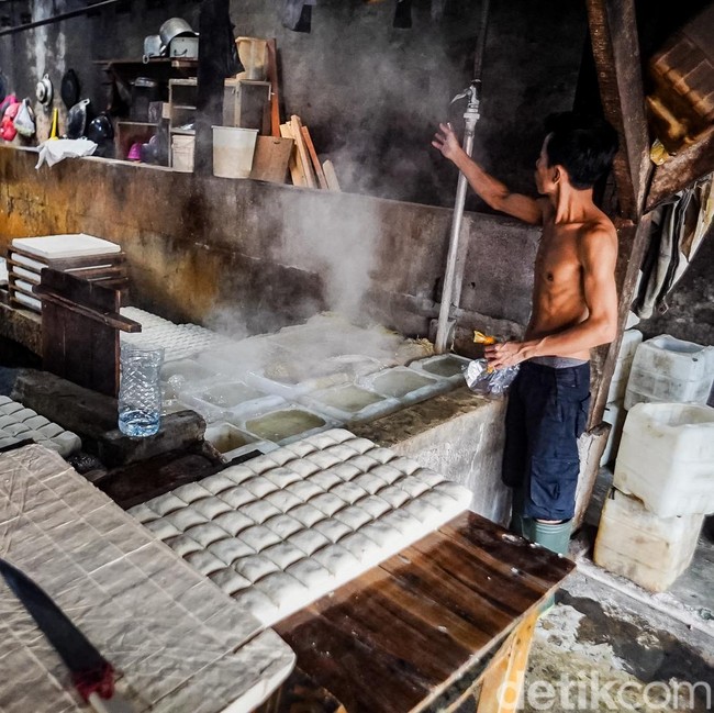 Harga Kedelai Naik, Begini Perjuangan Perajin Tahu Menjaga Produksi