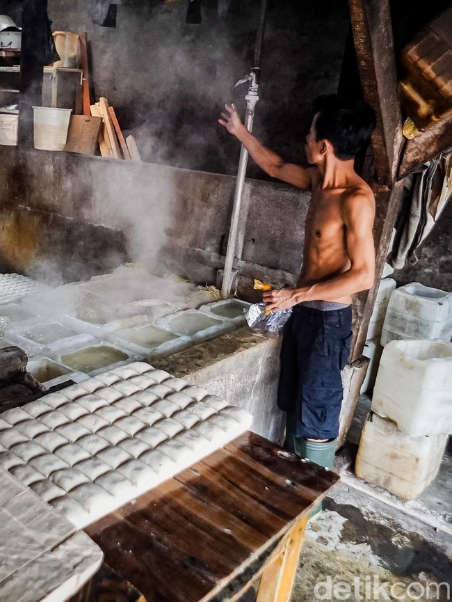 Harga Kedelai Naik, Begini Perjuangan Perajin Tahu Menjaga Produksi
