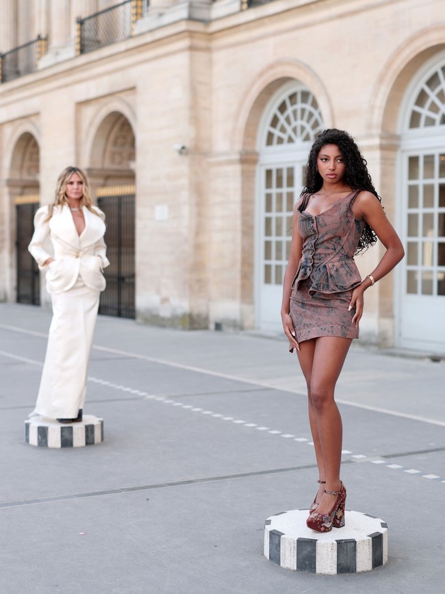 Supermodel Heidi Klum menggandeng putrinya yang berusia 16 tahun di Paris Fashion Week. Potret tersebut bisa dibilang langka karena Lou jarang tampil di publik. Foto: Instagram @heidiklum