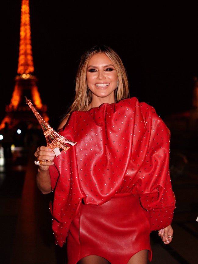 Dalam kesempatan lain, Heidi mengajak Lou berpose di depan Menara Eiffel. Keduanya terlihat seperti ibu dan anak yang high fashion. Foto: Instagram @heidiklum