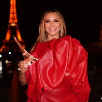 Dalam kesempatan lain, Heidi mengajak Lou berpose di depan Menara Eiffel. Keduanya terlihat seperti ibu dan anak yang high fashion. Foto: Instagram @heidiklum
