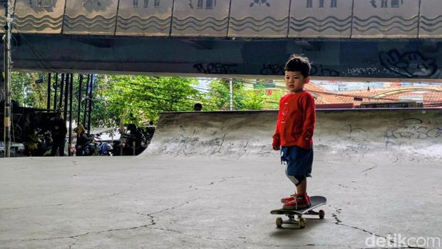 Iboy, bocah .4 tahun yang jago bermain skateboard di bawah Flyover Pasupati, Bandung