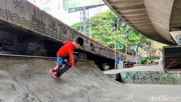 Iboy, bocah .4 tahun yang jago bermain skateboard di bawah Flyover Pasupati, Bandung