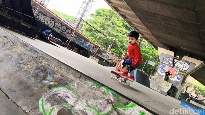 Iboy, bocah .4 tahun yang jago bermain skateboard di bawah Flyover Pasupati, Bandung