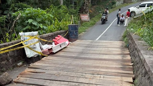 Jembatan darurat dari kayu dibangun menuju Banjar Itu, Desa Babahan dan Pura Besi Kalung, Penebel Tabanan. /istimewa