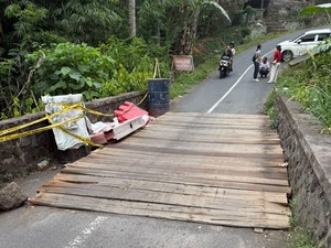 Motor-Mobil Bisa Lewati Jembatan Darurat di Penebel Tabanan, Truk Dilarang