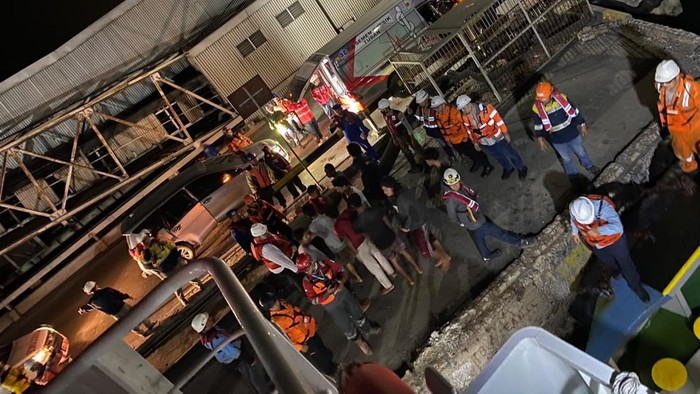 Aksi Tanggap Darurat Kapal Pertamina Selamatkan Belasan Awak di Perairan Tuban (2)