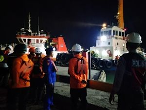 Kapal Kargo Tenggelam Usai Tabrak Tongkang di Perairan Tuban, 1 Orang Hilang