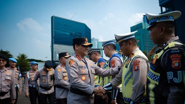Kapolda Metro Jaya Komjen Asep Edi Suheri dan Wakapolda Metro Jaya Irjen Dekananto Eko Purwono memimpin Apel Kebangsaan, Kamis (8/10/2026).