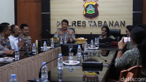 Kapolres Tabanan, AKBP I Putu Bayu Pati dalam acara Ngopi Kamtibmas Polres Tabanan bersama BPJS Kesehatan Cabang Denpasar di Rupatama Polres Tabanan, Kamis (8/10/2026).