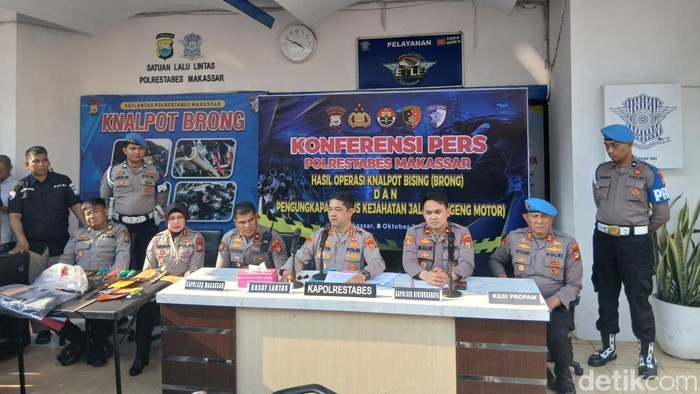 Kapolrestabes Makassar Kombes Arya Perdana saat konferensi pers.