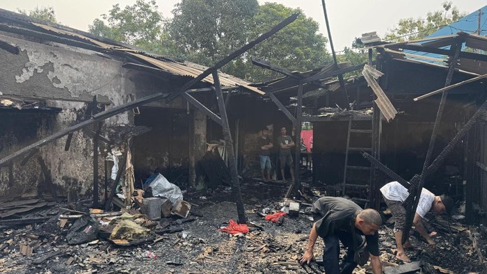 Kebaakran 8 rumah dan kios di Kemayoran, Jakarta Pusat, Kamis (8/10/2026).