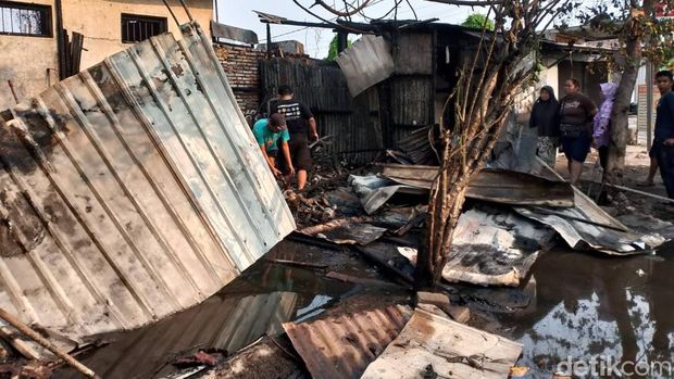 Kebakaran bengkel di Surabaya Kebakaran bengkel di Surabaya