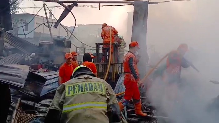 Kebakaran cukup besar terjadi di permukiman padat kawasan Penjaringan, Jakarta Utara (Jakut) pada pagi tadi. Puluhan rumah dan lapak hangus terbakar api. (dok Damkar Jakut)