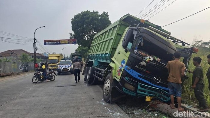 Kecelakaan mobil boks dengan 2 truk tronton di Sukabumi