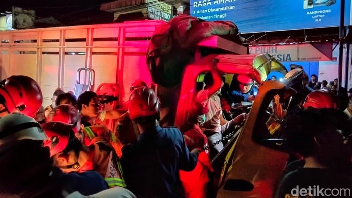Basarnas dan Damkar Kabupaten Magelang saat melakukan proses evakuasi pengemudi truk yang terjepit akibat kecelakaan di Secang, Magelang, Kamis (8/10/2026).