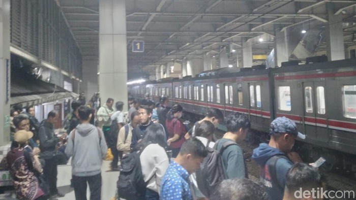 Kepadatan di Stasiun Kebayoran, Jaksel, akibat KRL green line terlambat.