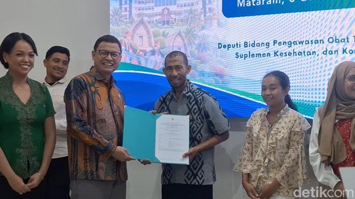 Kepala BPOM RI Taruna Ikrar saat menyerahkan sertifikat izin edar kepada pelaku usaha NTB di Universitas Mataram(Unram), Kamis (8/10/2026). (Foto:Nathea Citra/detikBali)
