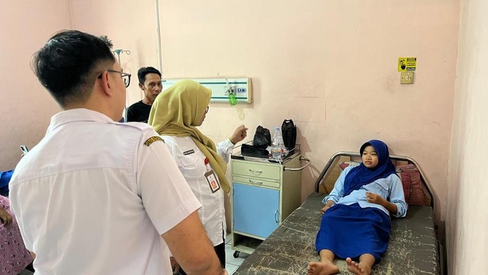 Siswa SMPN 1 Mojoanyar, Mojokerto keracunan MBG saat mendapat perawatan