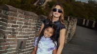 Khloe Kardashian tampil cantik dengan pakaian hitam senada dengan kacamatanya. (Foto: dok Instagram khloekardashian)