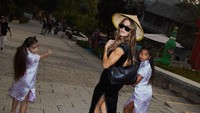Khloe Kardashian begitu takjub saat menginjakkan kaki di Tembok Besar China. Berdiri di Tembok Besar Tiongkok, sembari menyadari bahwa sebagian darinya dibangun berabad-abad sebelum Yesus Kristus berjalan di muka bumi. Sungguh sulit bagi saya untuk membayangkannya, tulisnya dilihat di Instagram, Kamis (8/10/2026). (Foto: dok Instagram khloekardashian)