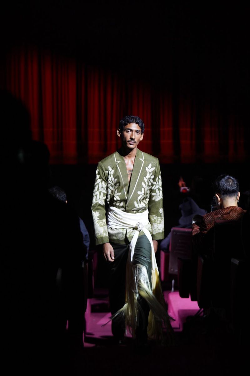 Koleksi IWAN TIRTA 'Smerti' Jenama batik IWAN TIRTA mempersembahkan 'Smerti' di Gedung Kesenian Jakarta (GKJ) pada Rabu (7/10/2026). Untuk pertama kalinya, sebuah fashion show digelar di GKJ.